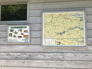 一杯水避難小屋の壁面に奥多摩自然情報地図が掲示されている