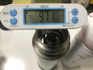 アルパインサーモボトルに熱湯を注いだ直後の温度は97.1℃